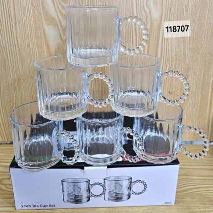 Six tasses transparentes en verre texturé à rayures verticales et anses circulaires ornées de petites perles en verre, empilées à côté de leur boîte d'emballage d'origine.