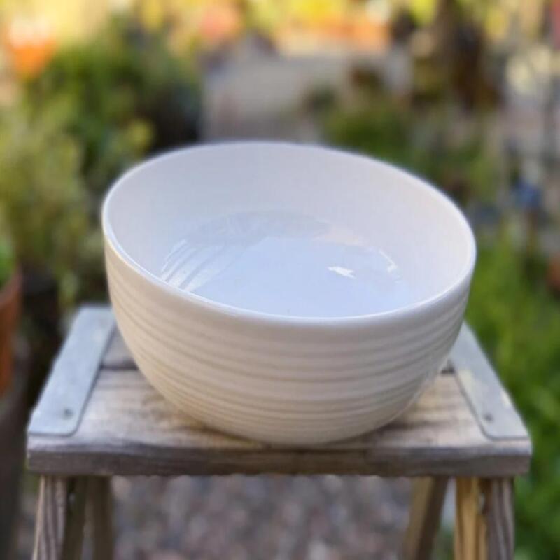 bol-ceramique-strie-saladier Grand bol en céramique texturé avec motifs striés pour les fruits ou la salade.
