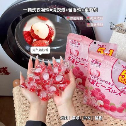 Sachets de capsules de lessive 5-en-1 Gelijing parfumées avec des perles de gel roses étalées sur une table.