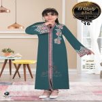 Jeune fille portant une djellaba égyptienne vert émeraude avec broderies florales roses et blanches au niveau du col et des manches.
