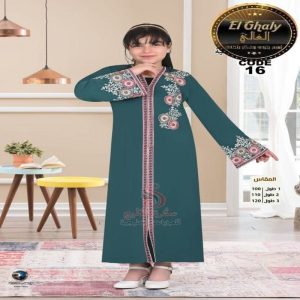 Jeune fille portant une djellaba égyptienne vert émeraude avec broderies florales roses et blanches au niveau du col et des manches.