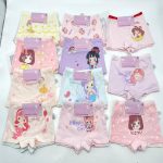 Neuf lots de trois shortys de type boyleg pour fille aux couleurs pastel avec des imprimés mignons (sirènes, personnages).
