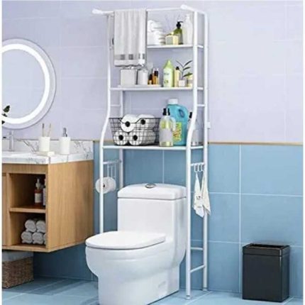 Étagère de rangement en métal blanc à 3 niveaux installée au-dessus d'un WC dans une salle de bain moderne.