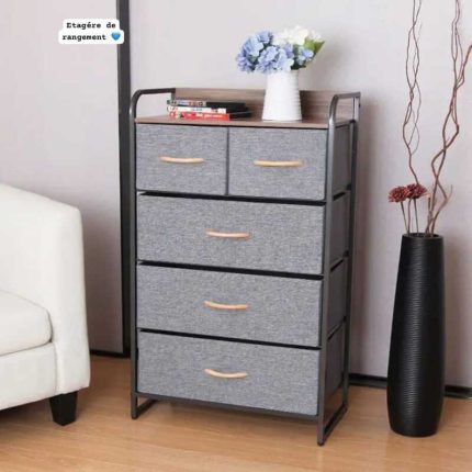 Étagère de rangement verticale avec structure en métal noir, plateau supérieur en bois clair et cinq tiroirs en tissu gris.