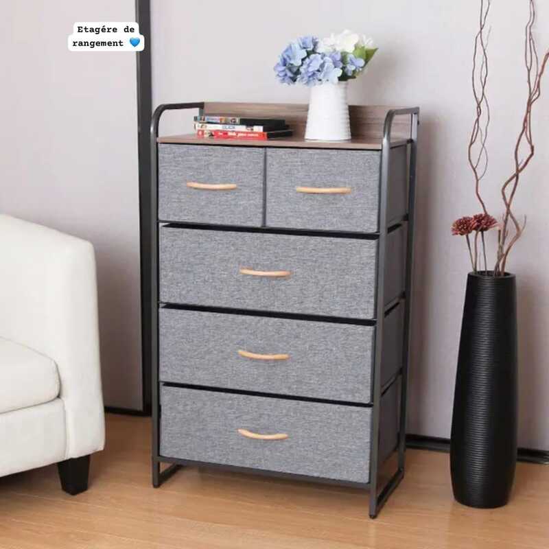 etagere-de-rangement-tiroirs-tissu.jpg Étagère de rangement verticale avec structure en métal noir, plateau supérieur en bois clair et cinq tiroirs en tissu gris.