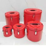 Lot de cinq boîtes isothermes alimentaires de couleur rouge et de tailles différentes avec fermetures métalliques.
