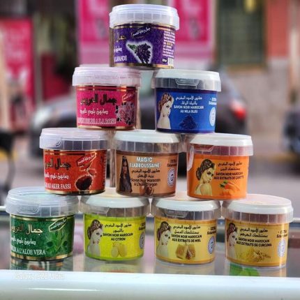 Pot de savon noir marocain traditionnel pour le rituel du gommage au hammam.