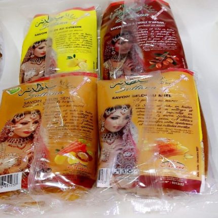 Sachet de savon beldi traditionnel au miel de la marque Soltana pour le gommage du corps.