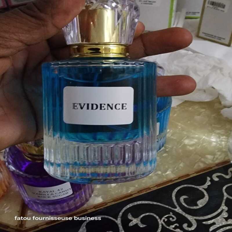 Flacon de parfum Oud Bouquet 30 ml, disponible en plusieurs couleurs et vendu par douzaine.
