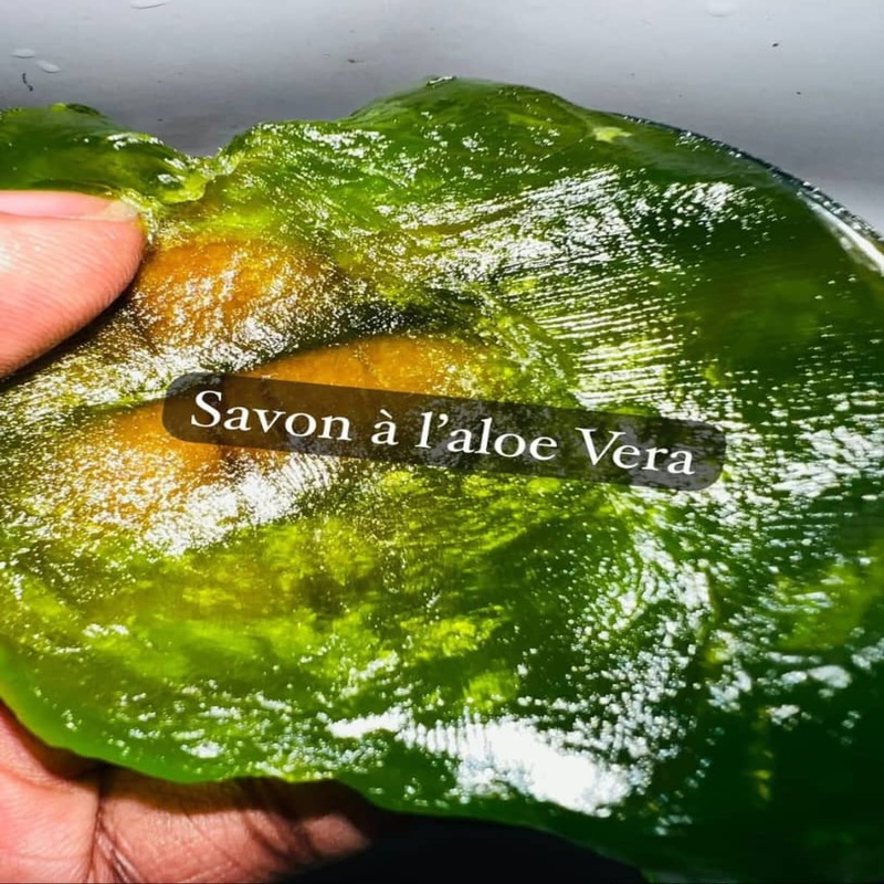 Savon transparent à l'Aloe Vera pour le visage et le corps, disponible en plusieurs senteurs.