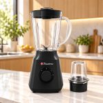 Mixeur Binatone noir avec bol transparent de 1,5 litre et accessoire moulin placé à droite.