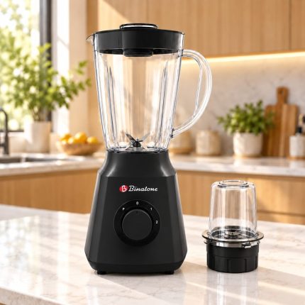 Mixeur Binatone noir avec bol transparent de 1,5 litre et accessoire moulin placé à droite.