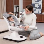 Balancelle électrique bébé grise avec assise rembourrée et harnais