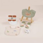 Ensemble bébé avec bavoir et 4 paires de chaussettes