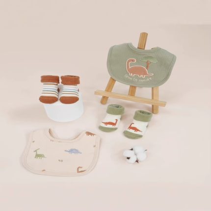 Ensemble bébé avec bavoir et 4 paires de chaussettes
