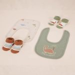 Ensemble bébé avec bavoir et 4 paires de chaussettes
