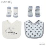 Ensemble bébé avec bavoir et 4 paires de chaussettes