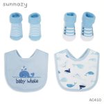 Ensemble bébé avec bavoir et 4 paires de chaussettes