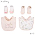 Ensemble bébé avec bavoir et 4 paires de chaussettes