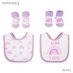 Ensemble bébé avec bavoir et 4 paires de chaussettes