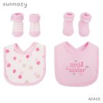 Ensemble bébé avec bavoir et 4 paires de chaussettes